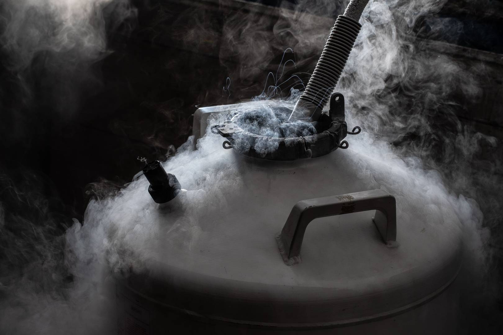 Refilling tank with liquid nitrogen