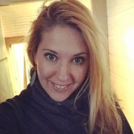 Eszter Czibulyas, World Courier