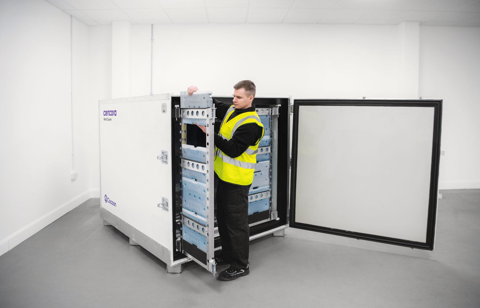 Cocoon wurde in unseren CORE-Laboratorien entwickelt und ist eine passive Lösung in Palettengröße, die bis zu 30 Prozent weniger wiegt und die Temperatur bis zu 40 Prozent länger hält als die Produkte unserer Mitbewerber.