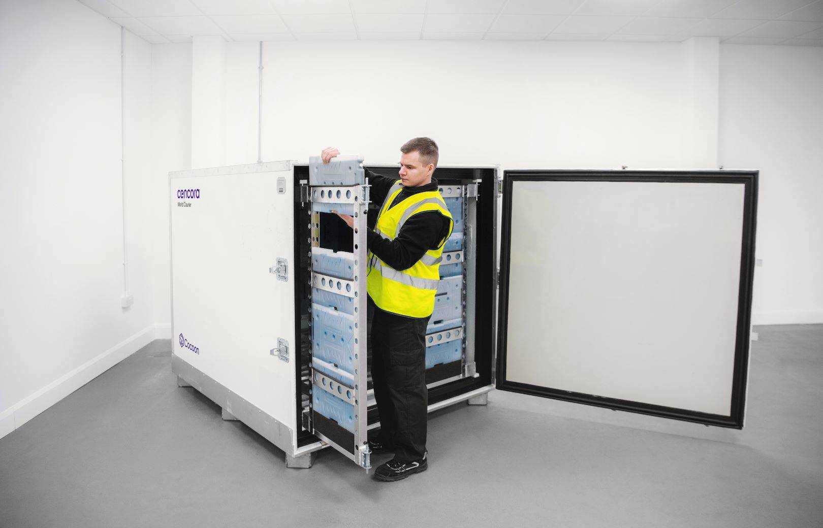 Cocoon wird eingeführt, eine temperaturkontrollierte Verpackungslösung, die in den unternehmensinternen CORE-Laboratorien („Climate Optimization Research and Engineering“) entwickelt wurde.