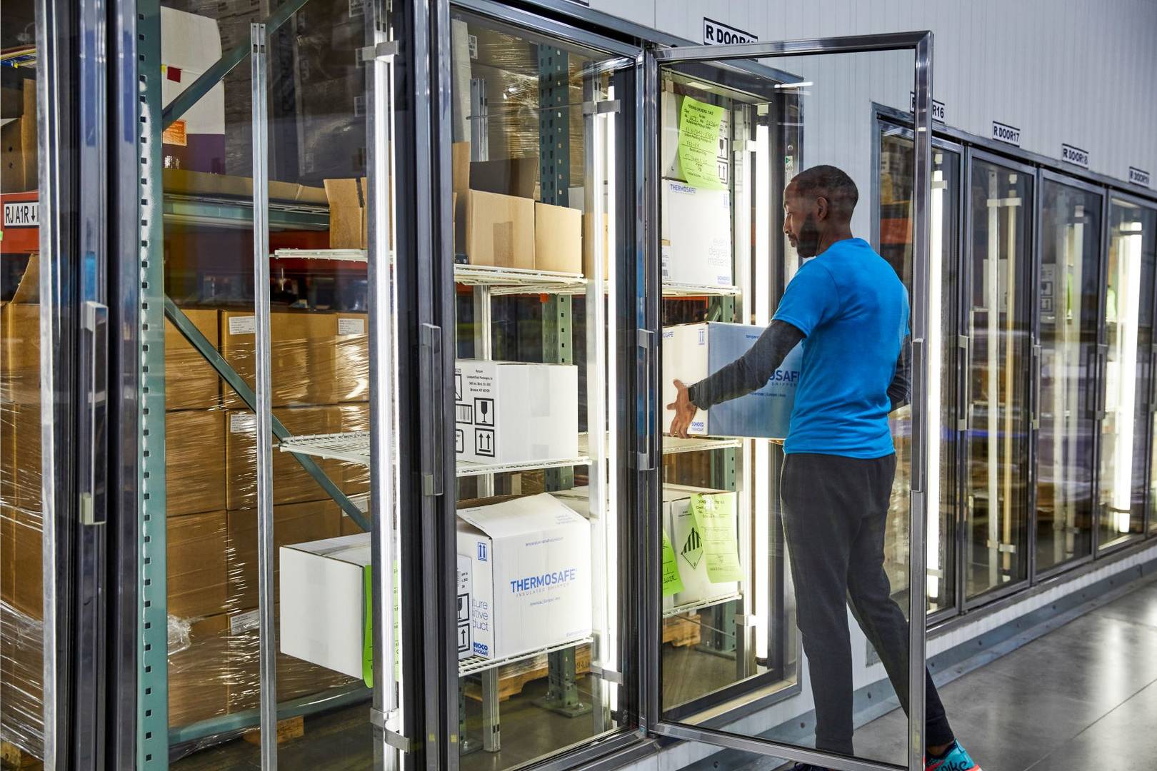 Der erste Transport mit Trockeneis findet statt.